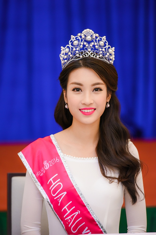 Mỹ Linh từng ghi danh top 15 Hoa hậu Hoàn vũ Việt  Nam 2015.  Ngoài đời, cô sinh viên Đại học Ngoại thương Hà Nội được yêu mến với giọng hát  hay và tính tình hoạt bát, năng nổ. Trước đó, ở phần thi “Người đẹp Tài năng”, Mỹ Linh khoe  giọng hát mộc với ca khúc “Chiều nay không có mưa bay” trên nền guitar và cajon hỗ trợ.