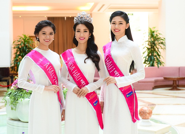 Tân Hoa hậu Đỗ Mỹ  Linh diện thiết kế cổ thuyền đính kết hạt trai. Chiếc vương miện trị giá 2,2 tỉ đồng điểm xuyến  những hạt ngọc trai bản lớn phù hợp với những nhấn nhá của trang phục.