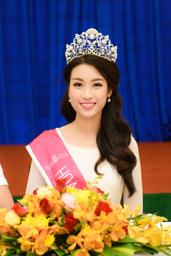 Hoa hậu Đỗ Mỹ Linh, Á hậu Thanh Tú và Á hậu Thuỳ Dung bắt đầu ngày hoạt động với một  buổi giao lưu trực tuyến cùng báo Tiền Phong - đơn vị tổ chức cuộc thi.