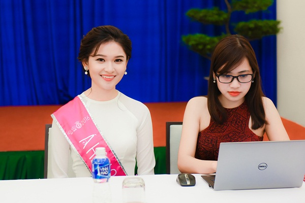 Dù  di chuyển liên tục, họ không ngừng khoe nụ cười tự tin, rạng ngời và nhận được nhiều tình cảm  yêu mến của công chúng.