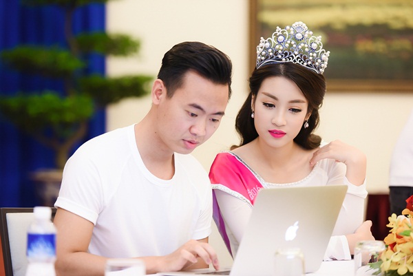 Trước đó, vào tối 28/8, người đẹp Đỗ Mỹ Linh xuất sắc đăng quang ngôi vị Hoa hậu Việt  Nam 2016. Cô sinh năm 1996, cao 1,71 m, nặng 52 kg, số đo ba vòng 87-61- 94 cm và sở hữu  gương mặt xinh đẹp và sáng sân khấu.