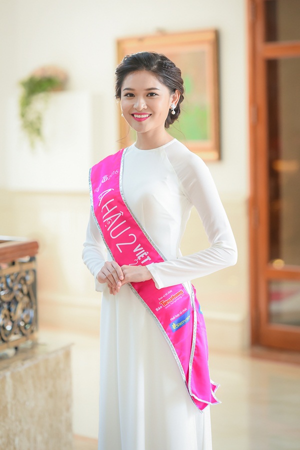 Á hậu 2 Huỳnh Thị Thùy Dung lại hút ánh nhìn do làn da  sáng của người đẹp phù hợp cùng chất liệu lụa trắng.