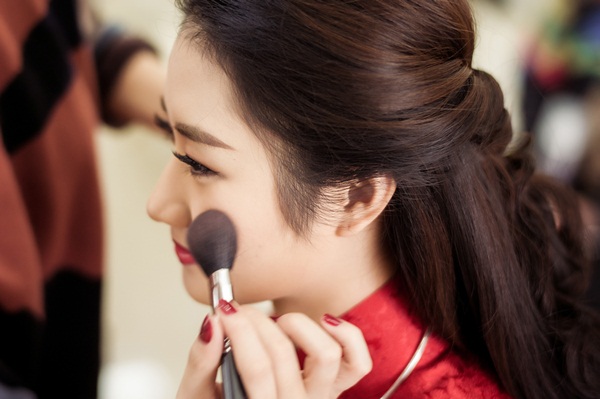 Hoa hậu Trần Thu Ng&acirc;n được 'chăm s&oacute;c' đặc biệt bởi đội ngũ l&agrave;m đẹp