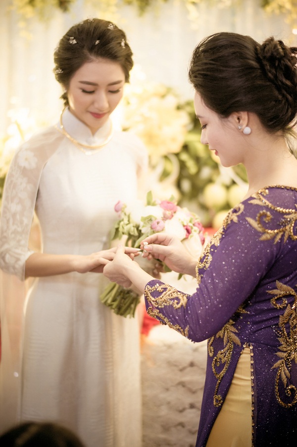 Những m&oacute;n đồ trang sức được hai gia đ&igrave;nh trao tặng cho c&ocirc; d&acirc;u ch&uacute; rể l&agrave; kh&ocirc;ng đếm xuể