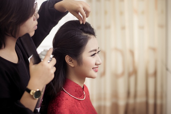  Hoa hậu Trần Thu Ng&acirc;n được 'chăm s&oacute;c' đặc biệt bởi đội ngũ l&agrave;m đẹp