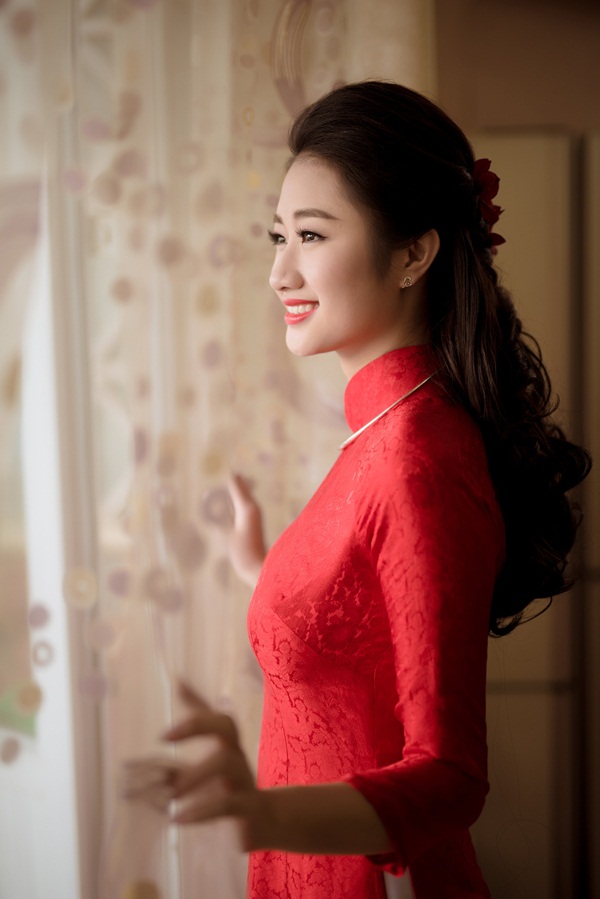  Hoa hậu Trần Thu Ng&acirc;n được 'chăm s&oacute;c' đặc biệt bởi đội ngũ l&agrave;m đẹp