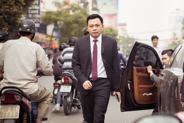  Ch&uacute; rể  Do&atilde;n Văn Phương cười rạng rỡ khi gặp mặt c&ocirc; d&acirc;u
