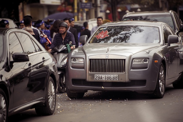  Loạt xe sang g&oacute;p mặt trong lễ hỏi v&agrave; rước d&acirc;u của hoa hậu