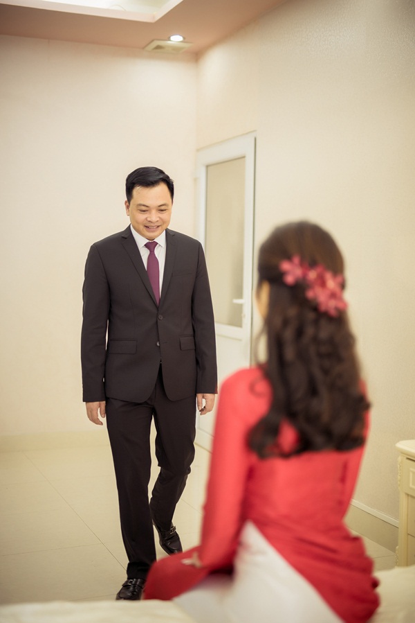  Ch&uacute; rể  Do&atilde;n Văn Phương cười rạng rỡ khi gặp mặt c&ocirc; d&acirc;u
