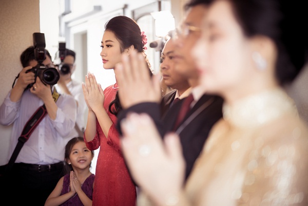  Hai gia đ&igrave;nh tiến h&agrave;nh những 'thủ tục' truyền thống 