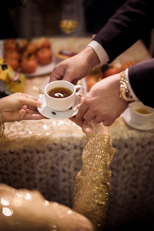  Hai gia đ&igrave;nh tiến h&agrave;nh những 'thủ tục' truyền thống 