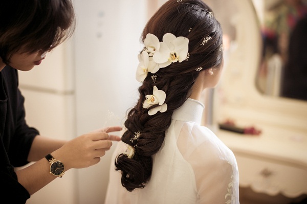  Hoa hậu Thu Ng&acirc;n thay bộ &aacute;o d&agrave;i m&agrave;u trắng tinh kh&ocirc;i