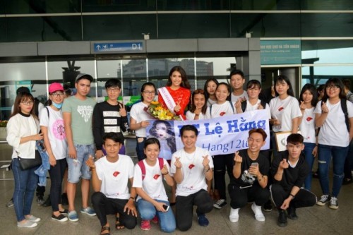Fan club của người đẹp c&oacute; mặt từ s&aacute;ng sớm để tiễn c&ocirc; đi thi. 
