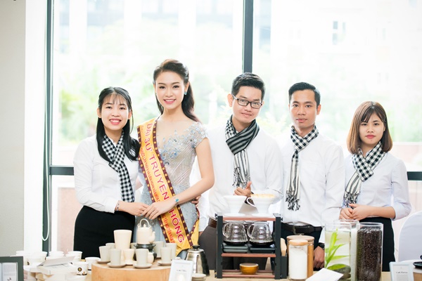 Ngọc V&acirc;n đ&atilde; khiến c&aacute;c quan kh&aacute;ch phải ngạc nhi&ecirc;n khi mời họ những ly caphuchino do ch&iacute;nh tay c&ocirc; pha chế.