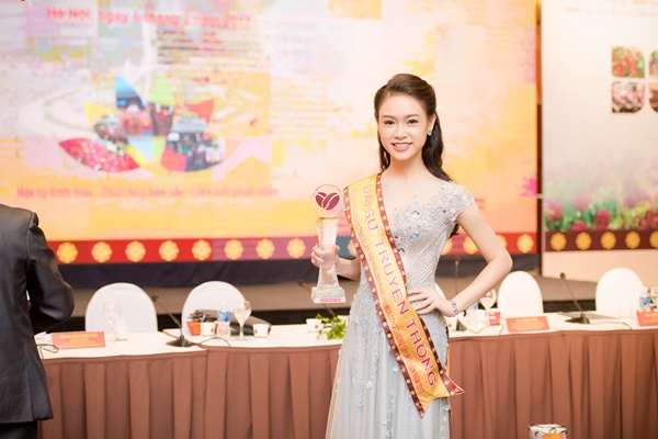 Chuyến đi đến T&acirc;y Nguy&ecirc;n kh&ocirc;ng chỉ l&agrave; một sự sẻ chia nh&acirc;n &aacute;i nhất thời m&agrave; đ&atilde; nhen nh&oacute;m trong c&ocirc; một niềm ao ước c&oacute; thể d&ugrave;ng c&aacute;c tri thức khoa học của m&igrave;nh để gi&uacute;p b&agrave; con nơi đ&acirc;y vượt qua những kh&oacute; khăn.