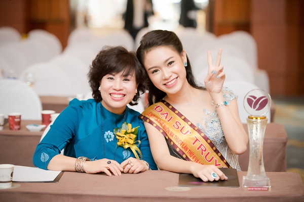 Mẹ của Ngọc V&acirc;n lu&ocirc;n đồng h&agrave;nh c&ugrave;ng con g&aacute;i trong c&aacute;c sự kiện. 