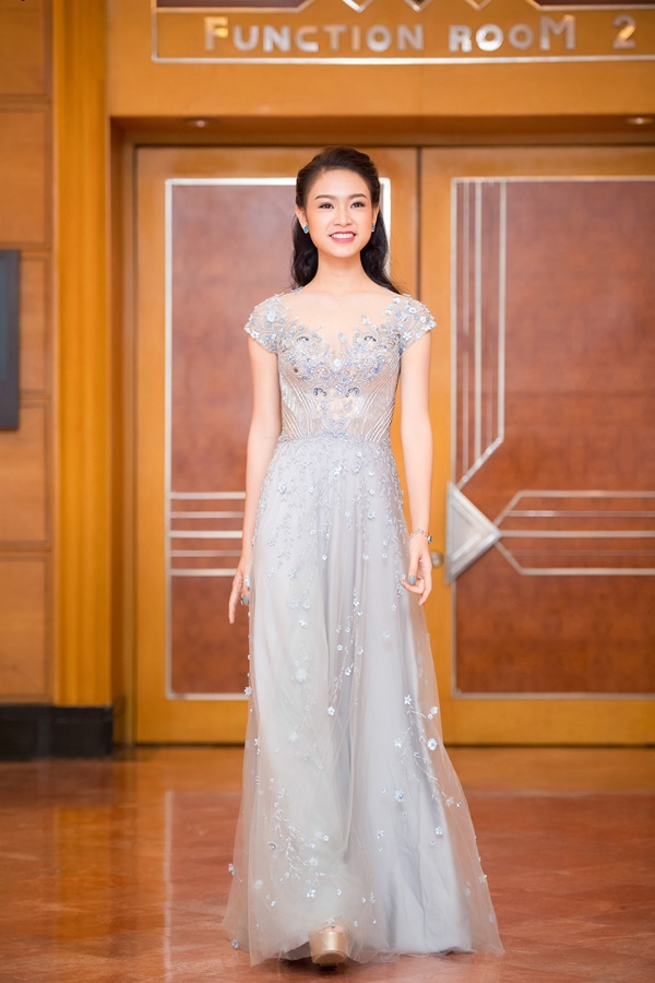 Ngọc V&acirc;n rang rỡ trong buổi họp b&aacute;o chương tr&igrave;nh.