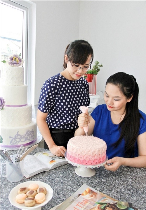 &ldquo;Hẹn H&ograve; Bếp&rdquo; l&agrave; cuốn s&aacute;ch dạy l&agrave;m b&aacute;nh mới nhất của  2 t&aacute;c giả Thủy Kiwi v&agrave; Tr&agrave; My 