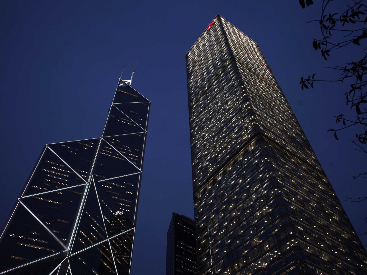 Ở quê nhà Hồng Kông, một trường đại học tổng hợp đã lấy tên của Li Ka-Shing đặt cho một tòa tháp sau khi ông quyên góp hào phóng cho ngôi trường này. Nhưng hơn thế nữa, ông còn sở hữu nhiều tòa tháp lớn hơn. Trung tâm Kông Cheung (bên phải) là tòa nhà cao thứ 3 ở Hồng Kông, thuộc sở hữu của Hutchison Whampoa. Văn phòng làm việc của người đàn ông giàu nhất châu Á nằm ở tầng trên cùng. 
