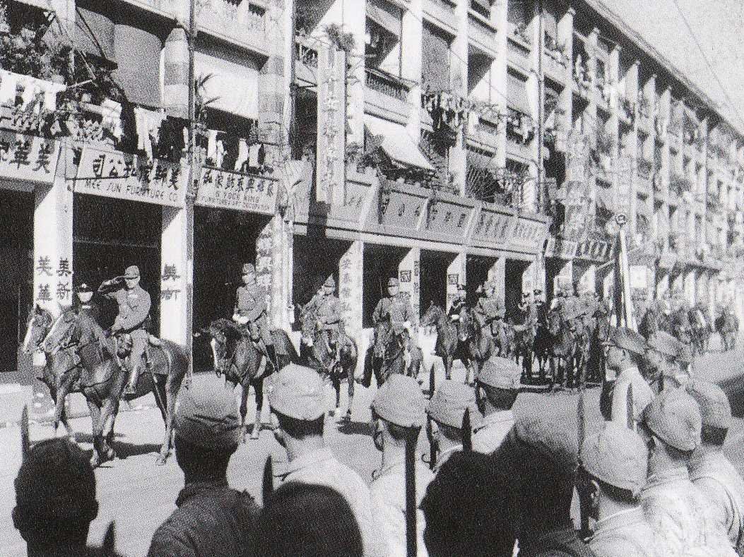 Thời  thơ ấu Li trải qua rất nhiều sóng gió. Nhật Bản chiếm đóng Hồng Kông vào năm 1941. Cha của cậu thiếu niên Li đã chết vì bệnh lao trước khi cậu  tròn 16 tuổi. Từ đó, cậu bé buộc phải nghỉ học để làm việc trong một nhà máy.