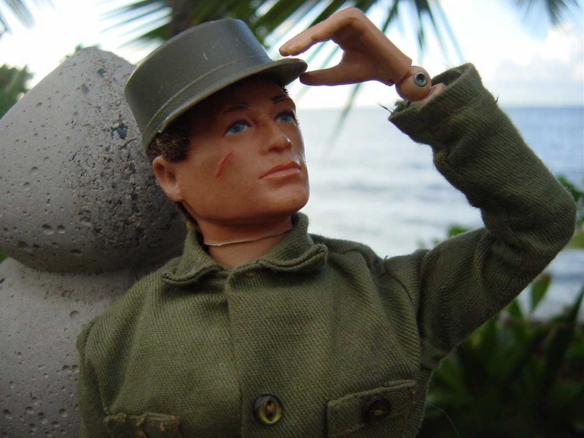 Năm 1969, Hasbro đã ủy thác  cho nhà máy nhựa ở Hồng Kông của Li Ka-Shing sản xuất búp bê GI Joe để xuất khẩu sang Mỹ.