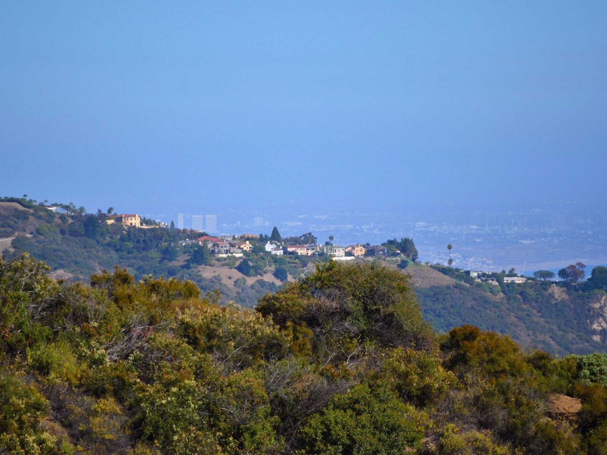 Spiegel lớn lên ở Pacific Palisades - khu vực cao cấp thuộc phía đông Malibu, Los Angeles. Anh là con trai cả trong một Đăng ký và nhận 60K 24 bao lì xì miễn phí mỗi ngày có cả bố và mẹ đều là luật sư dù sau đó hai người đã chia tay khi anh còn học trung học.
