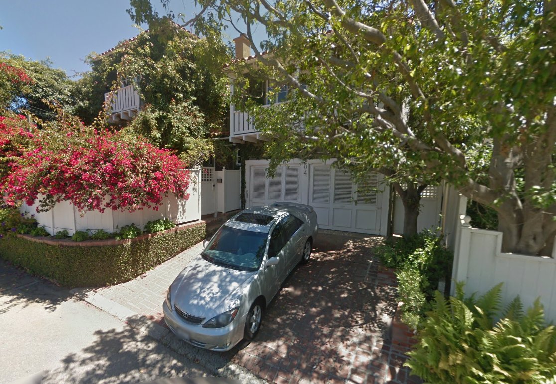 Spiegel chỉ chuyển đi từ tháng 11 năm 2014, khi anh mua một tòa biệt thự ở Brentwood với giá 3,3 triệu USD. Căn biệt thự có ba phòng ngủ, bao gồm cả với một sân thượng và diện tích rộng hơn 2.800 feet vuông. 