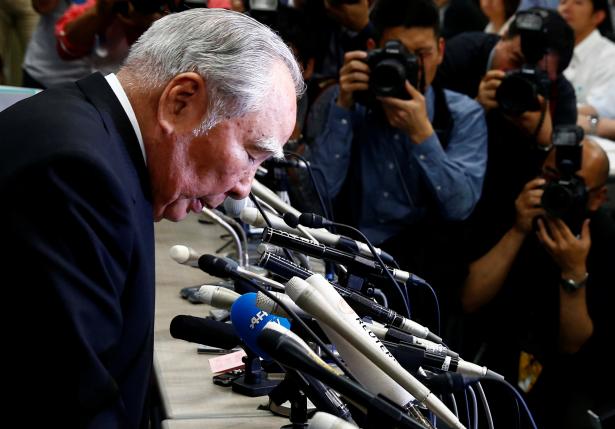Chủ tịch, CEO h&atilde;ng Suzuki tại cuộc họp b&aacute;o ng&agrave;y 18/5. Ảnh: Reuters