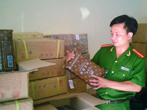 Lực lượng chức năng H&agrave; Nội kiểm tra kho 13Win OKVIP Cá cược bóng đá chứa gần 1 tấn nh&acirc;n b&aacute;nh Trung thu tại số 84 phố Ph&uacute; Vi&ecirc;n, phường Bồ Đề