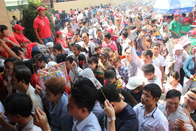 T&igrave;nh trạng đ&ocirc;ng đ&uacute;c tại ch&ugrave;a B&agrave;, B&igrave;nh Dương