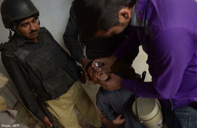 Ti&ecirc;m chủng vắc xin bại liệt ở Pakistan cho trẻ em l&agrave; một vấn đề cần thiết. Ảnh AFP