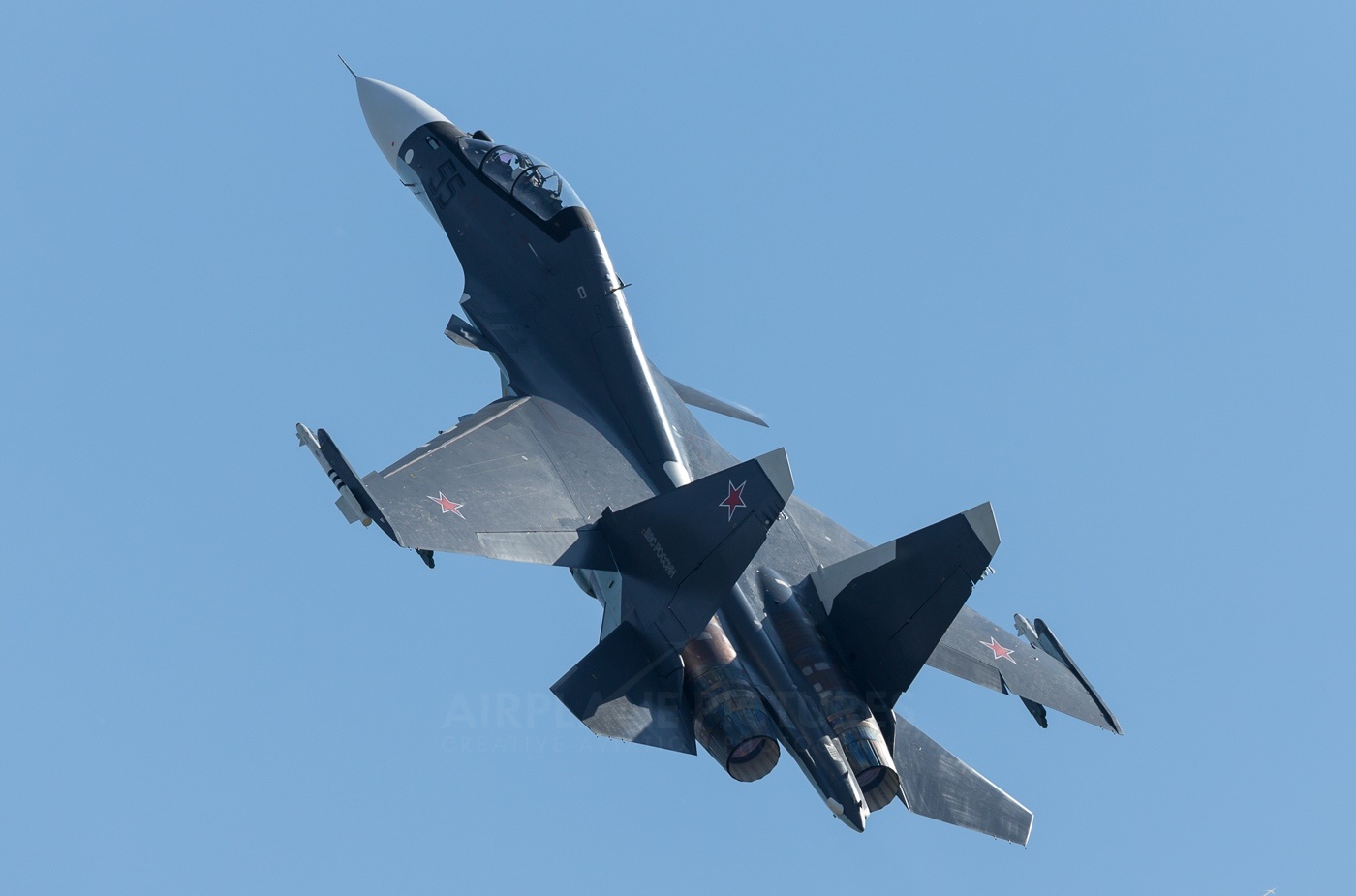 Su-30SM với những tính năng kỹ chiến thuật độc đáo cho phép nó tạo nên những phi đội tinh gọn, rất thích hợp để đối phó với kẻ thù trên mặt đất, trên không và trên biển.