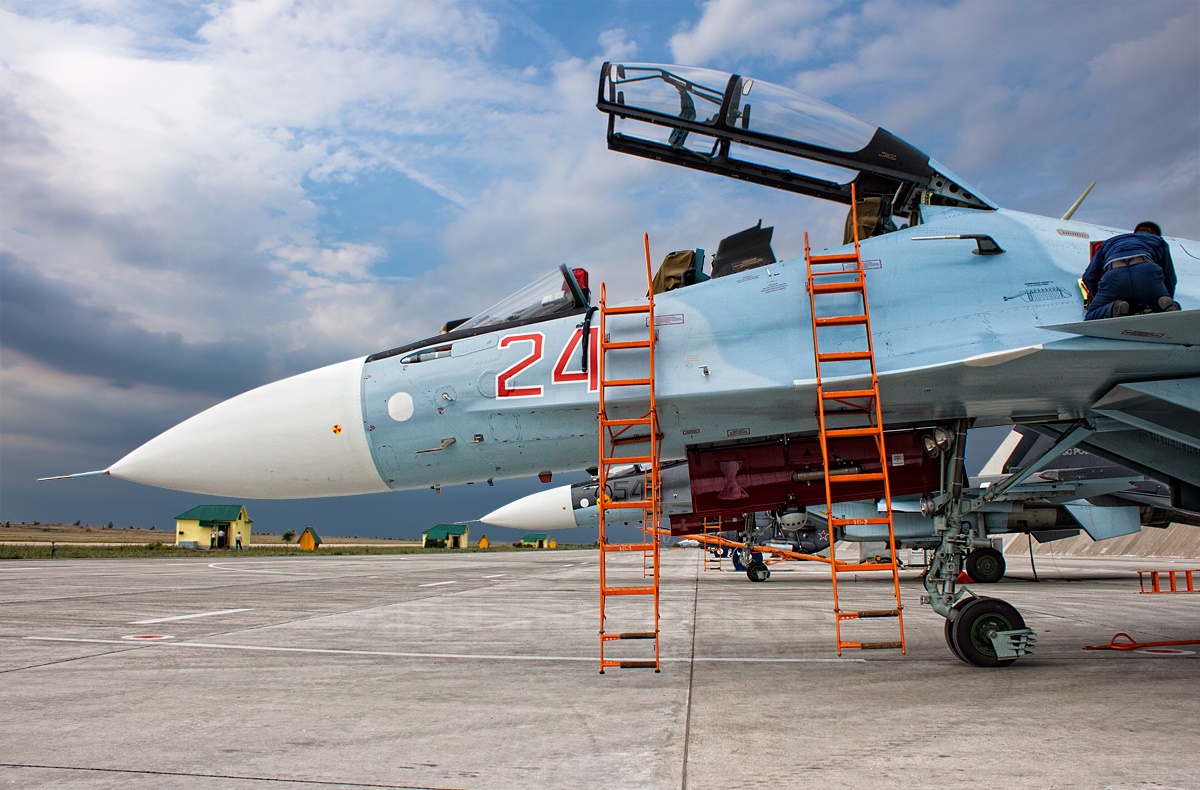 Su-30SM sở hữu 12 giá treo, có thể mang theo 8.000 kg vũ khí. Tiêm kích đa năng này có thể sử dụng: Tên lửa có điều khiển tầm gần, tầm trung; trái phá phản lực không điều khiển; tên lửa chiến thuật tầm ngắn, bom máy bay nổ văng mảnh; bom má bay phá bê tông; bom chùm đơn, tổ hợp tên lửa chiến thuật Kh-59M; tên lửa chống hạm Kh-35E; tên lửa chống radar Kh-31P; tên lửa Kh-29L và Kh29T; bom thông minh KAB-1500 và KAB-500.