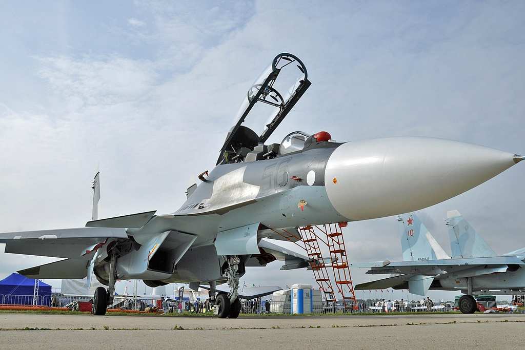 Su-30SM được trang bị radar mảng pha Doppler NIIP N011M BARS, có thể theo dõi tới 15 mục tiêu cùng lúc và một radar phía sau để theo dõi và phát hiện các mối đe dọa đến từ phía sau như tên lửa, máy bay đối phương.