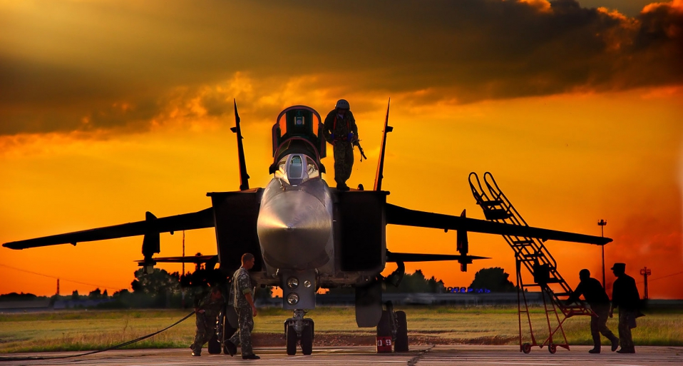 Tiêm kích đánh chặn MiG-31 là loại máy bay chiến đấu thế hệ 4 đầu tiên của Liên Xô Tiêm kích đánh chặn MiG-31 là loại máy bay chiến đấu thế hệ 4 đầu tiên của Liên Xô
