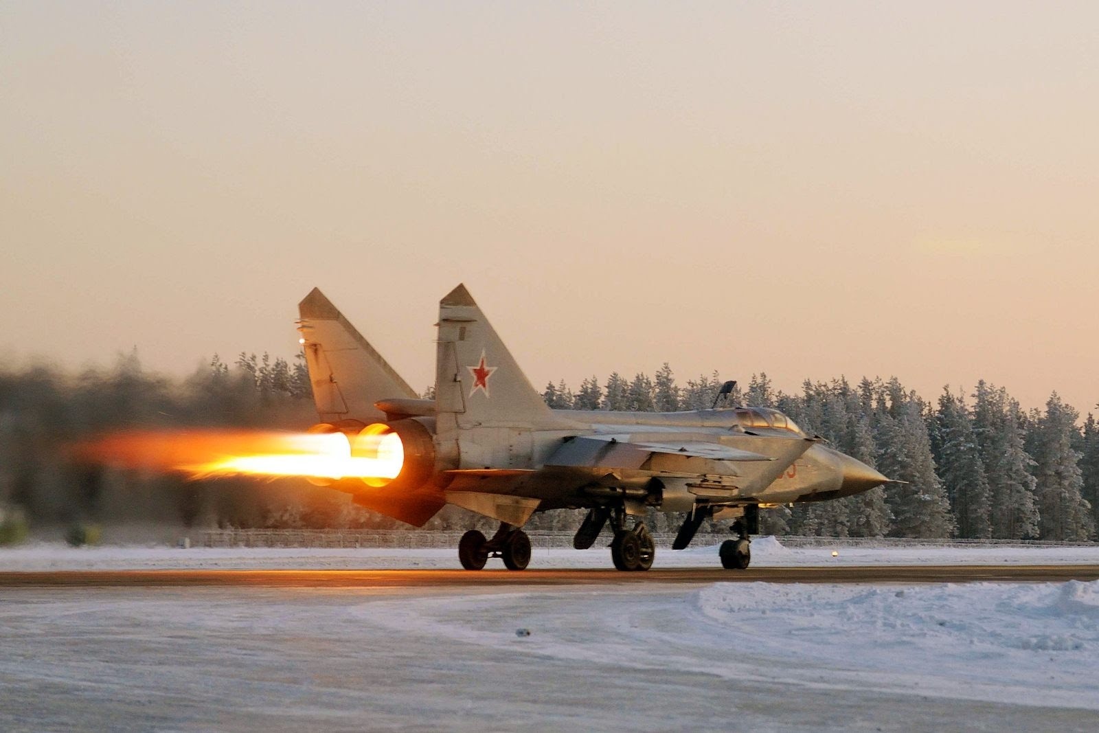 Huyền thoại đánh chặn tiêm kích MiG-31 sẽ phục vụ quân đội Nga thêm 15 năm nữa Huyền thoại đánh chặn tiêm kích MiG-31 sẽ phục vụ quân đội Nga thêm 15 năm nữa