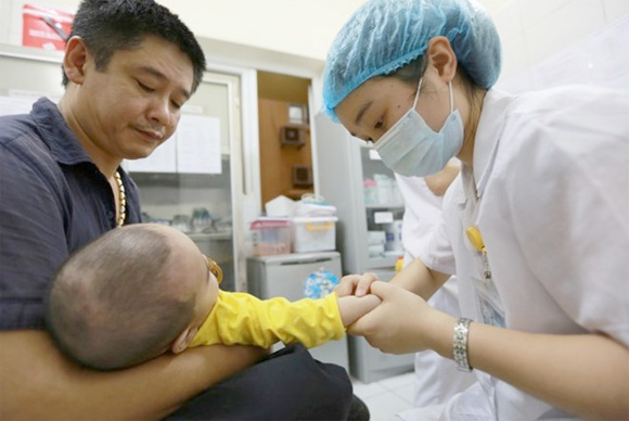 Cơ quan chức năng đang khẩn trương l&agrave;m r&otilde; vụ việc b&eacute; tử vong sau khi ti&ecirc;m thuốc kh&aacute;ng sinh ở Vĩnh Ph&uacute;c