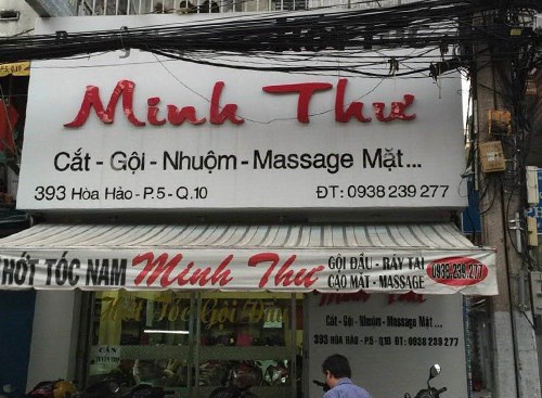 Tiệm cắt t&oacute;c k&iacute;ch dục bị kiểm tra. Ảnh: Quốc Th&aacute;ng.