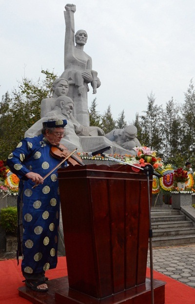 V&agrave;o ng&agrave;y tưởng niệm vụ thảm s&aacute;t ở Sơn Mỹ h&agrave;ng năm, tiếng đ&agrave;n của cựu binh Roy Mike Boehm lại vang l&ecirc;n