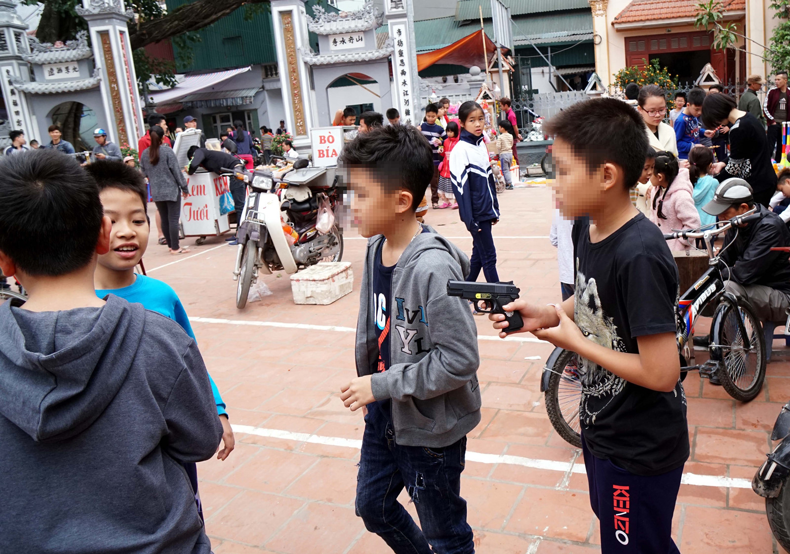 Trẻ em chơi s&uacute;ng bắn đạn nhựa cực kỳ nguy hiểm