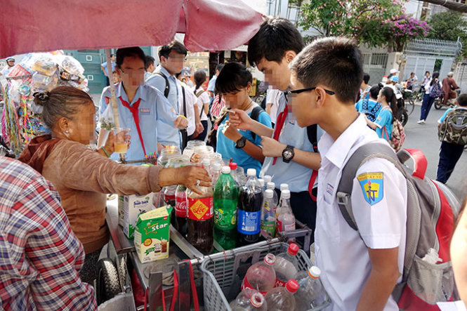 Cơ chế n&agrave;o quản l&yacute; những qu&aacute;n h&agrave;ng ăn vặt như thế n&agrave;y?