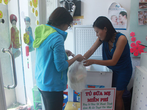 Tủ sữa mẹ miễn ph&iacute; của chị L&ecirc; Huyền Trang (b&ecirc;n phải) nhận được phản hồi t&iacute;ch cực từ cộng đồng