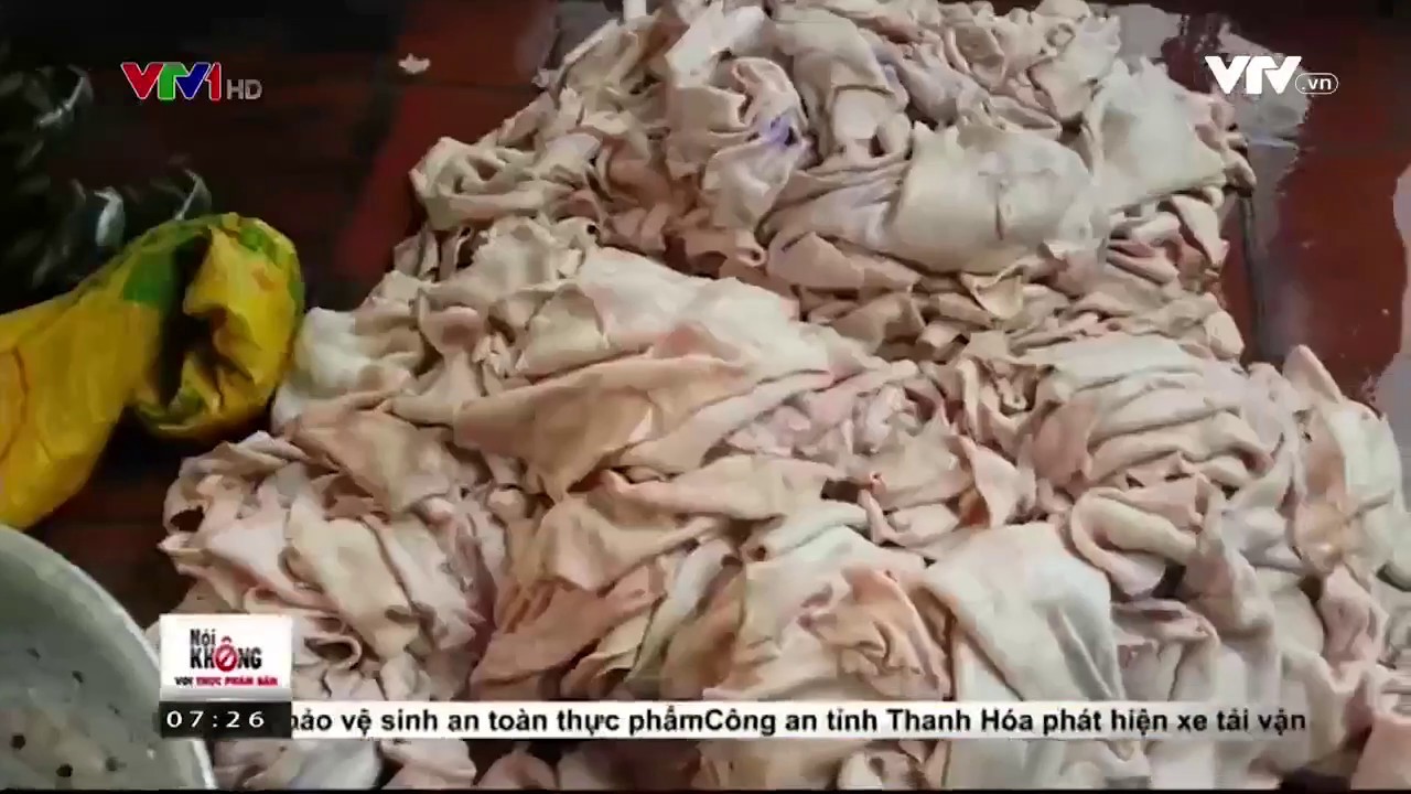 Nguy&ecirc;n liệu l&agrave;m nem chua l&agrave; từ b&igrave; thịt lợn thối (Ảnh cắt từ clip của VTV24)