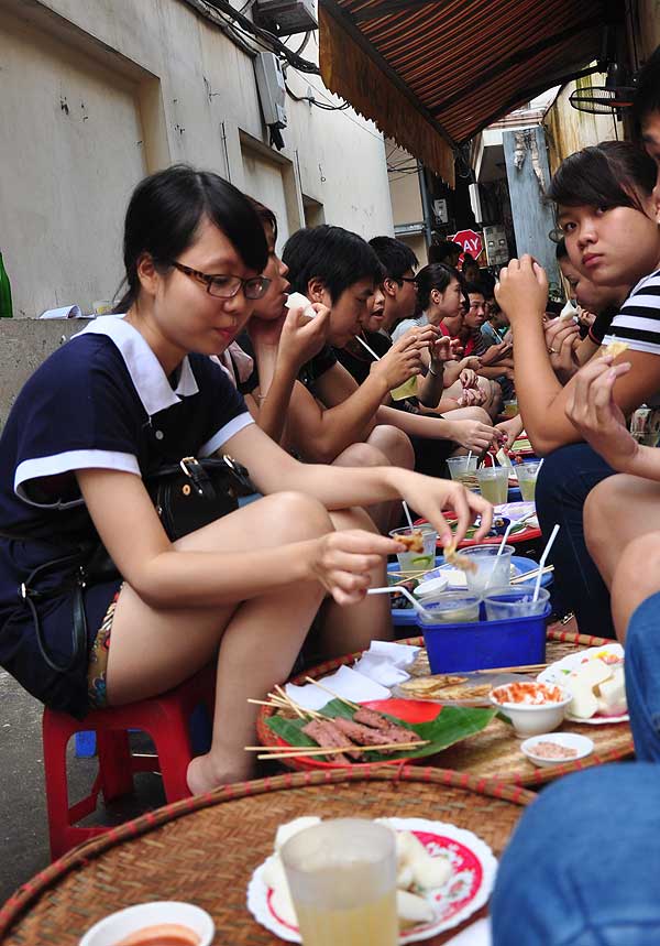 Nem chua r&aacute;n l&agrave; m&oacute;n ăn được c&aacute;c bạn trẻ ưa th&iacute;ch