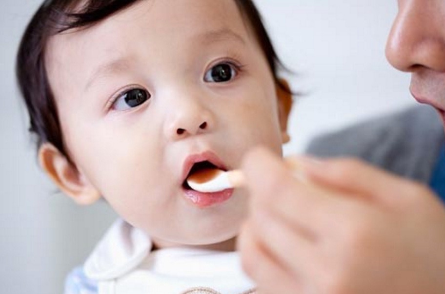 Cha me thường cho trẻ uống men ti&ecirc;u h&oacute;a để chữa biếng ăn
