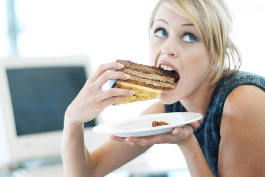 Ăn nhiều đồ ngọt l&agrave; c&aacute;ch đẩy nhanh qu&aacute; tr&igrave;nh l&atilde;o h&oacute;a