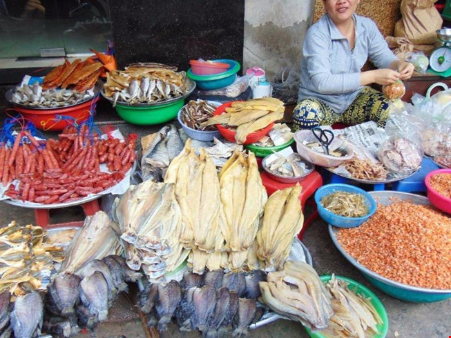  C&aacute; kh&ocirc; được b&agrave;y b&aacute;n ở nhiều khu chợ