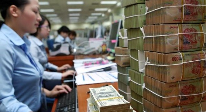 Nh&acirc;n vi&ecirc;n ng&acirc;n h&agrave;ng tỏ ra kh&aacute; k&igrave; vọng v&agrave;o tiền thưởng tết 2015 