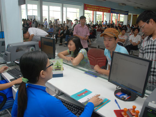 Hành khách mua vé tàu Tết Ất Mùi 2015 tại ga Sài Gòn cần cảnh giác với đội ‘cò vé’ Hành khách mua vé tàu Tết Ất Mùi 2015 tại ga Sài Gòn cần cảnh giác với đội ‘cò vé’