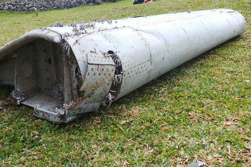 Mảnh vỡ nghi l&agrave; c&aacute;nh sau m&aacute;y bay MH370 mất t&iacute;ch được t&igrave;m thấy tr&ecirc;n đảo Reunion